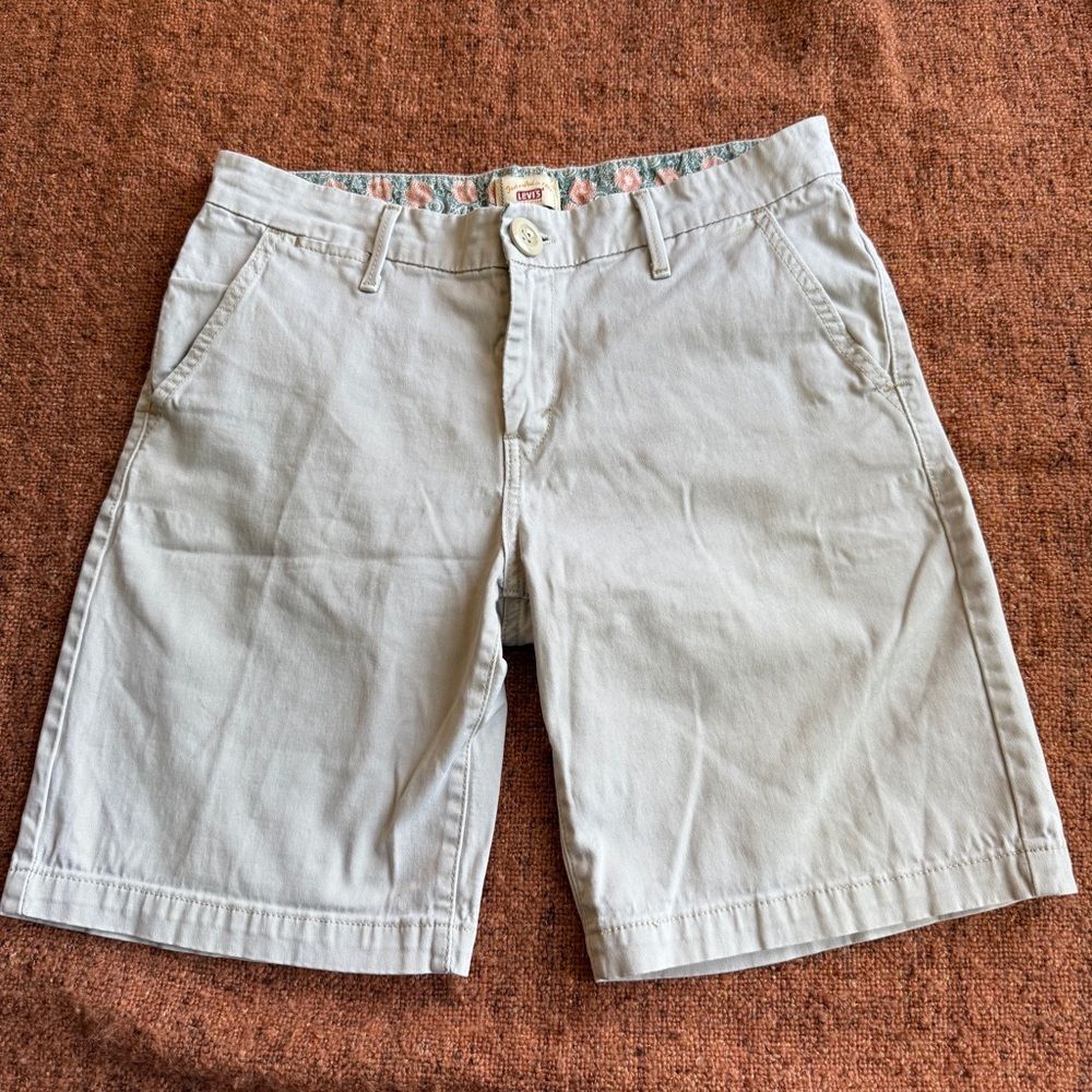 Levi’s 10 khaki shorts